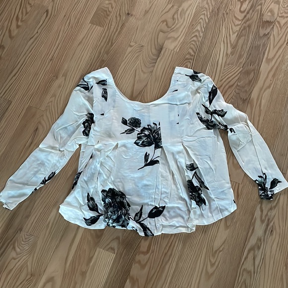 KIMCHI BLUE floral print long sleeve crop top - Picture 4 of 4